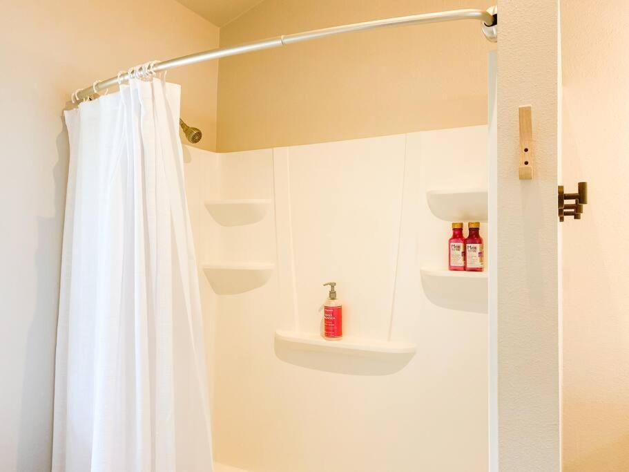 Hibiscus Hale, Full Kitchen, King Bed, Parking Appartement Keaau Buitenkant foto